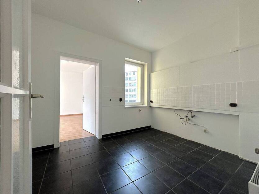 Helle, geräumige 4 Zimmerwohnung mit Balkon in zentraler Lage