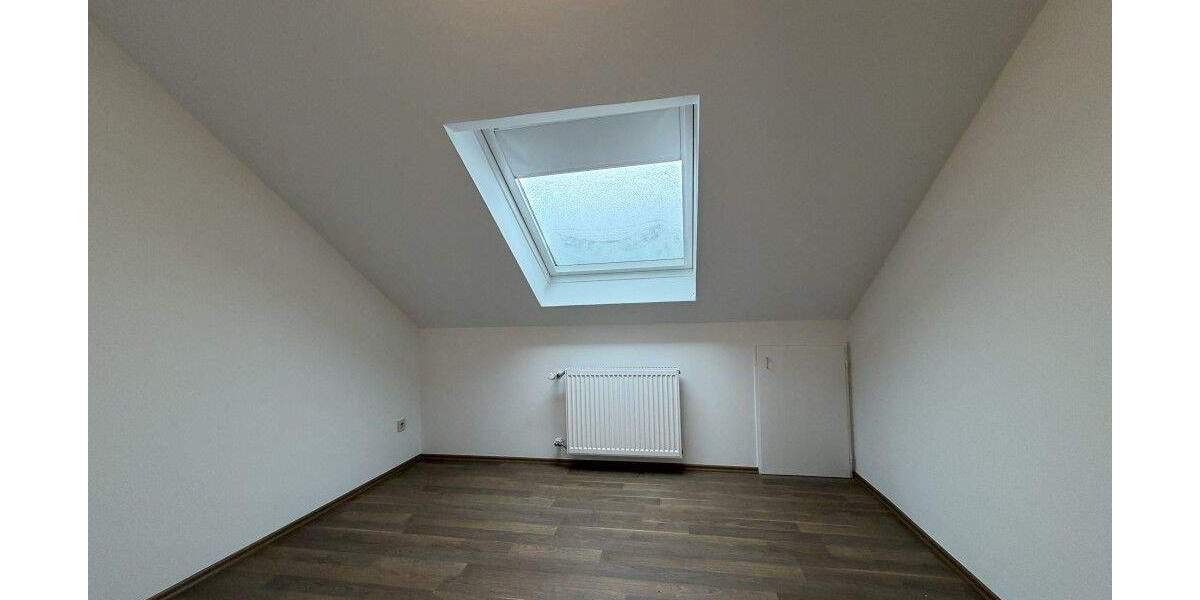Reihenmittelhaus Uttenreuth - 8 Zimmer, 148 m&sup2;, 1.800&euro; | Angebot:24808672