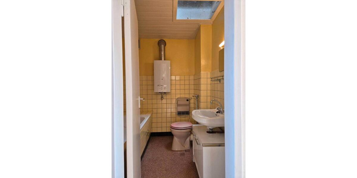 Dachgeschoßwohnung Saarbrücken West - 3 Zimmer, 50 m&sup2;, 380&euro; | Angebot:26573106