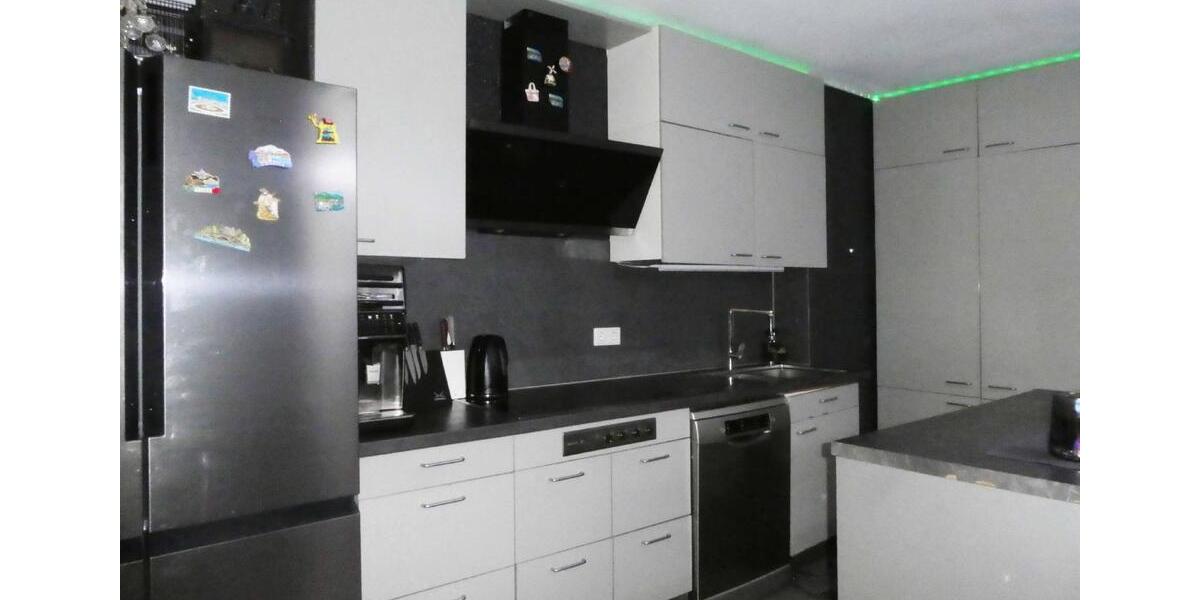 AUMÜLLER-Immobilien - Moderne energiesparsame 4-Zi-EG-Wohnung mit überdachtem Balkon und Carport 4 zimmer