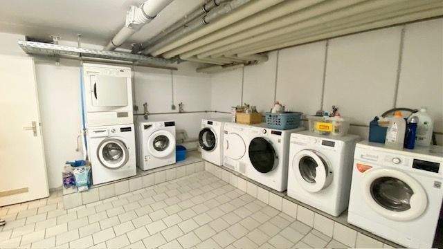 Helles, ruhiges Büro mit Balkon & TG-Stellplatz in Laufen. 1 zimmer