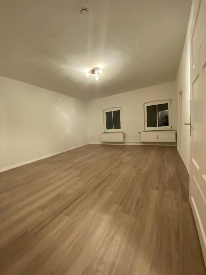 2 Zimmer Wohnung in Grabow mit Einbauküche, Tisch und Stühlen
