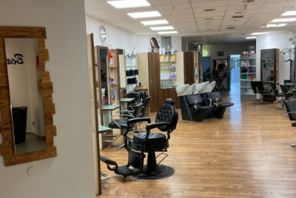 Voll ausgestatteter Friseursalon im Ertl-Zentrum Hallstadt zu vermieten! zimmer