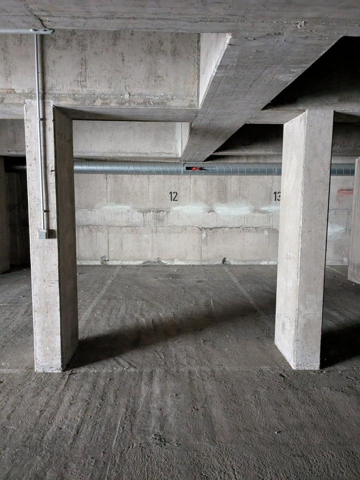 Tiefgaragen Parkplatz (für kleine Autos)