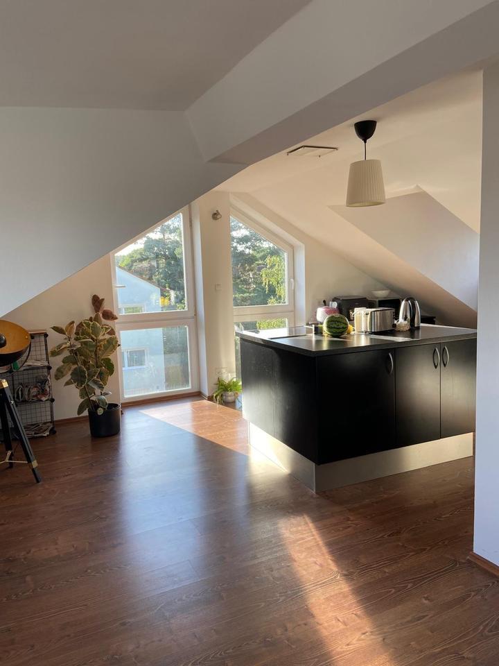 Möblierte 3-Zimmer-DG-Wohnung mit Gartenanteil – Erlangen