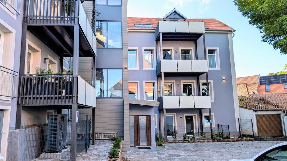 Frisch renovierte 2 Zimmer Wohnung mit Terrasse und Carport