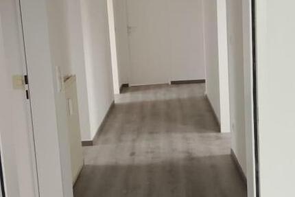 Helle 4 zimmmer Wohnung mit Garage zu Vermieten 4 zimmer