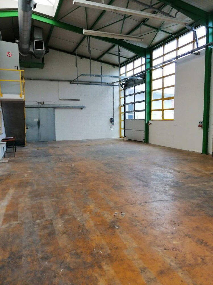 GewerbehalleLagerhalle und diversen NebenräumenNebenflächen