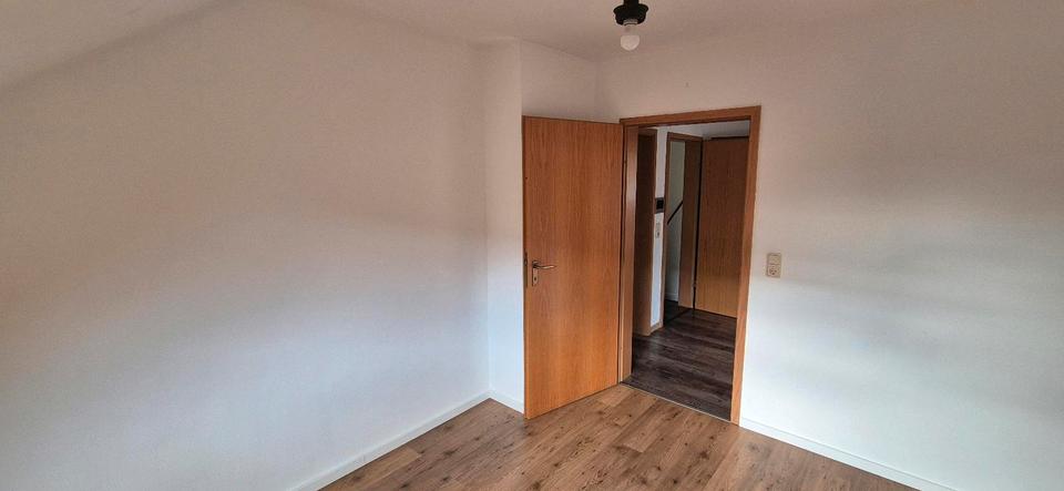 Dachgeschoßwohnung Erftstadt - 3 Zimmer, 70 m&sup2;, 750&euro; | Angebot:25255180
