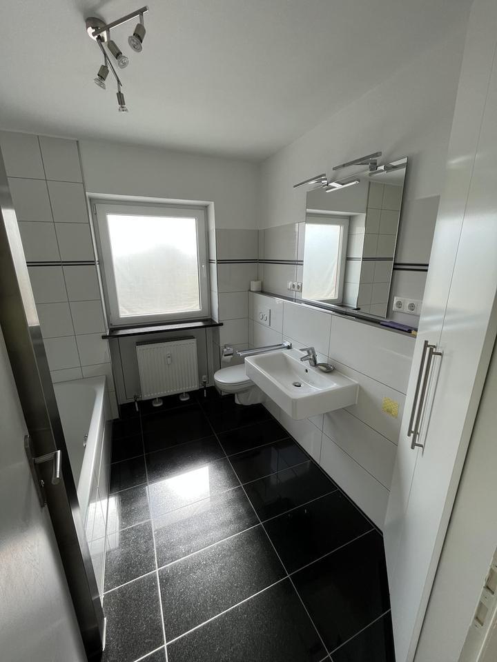 Lichtdurchflutete, großzügige 3,5 Zimmer-Whg. mit Küche u. Balkon in der Mozartstraße in Erlg. 3 zimmer