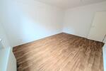 **Was will man mehr? +Balkon +frisch gestrichen +Laminat +modernes Badezimmer** zimmer