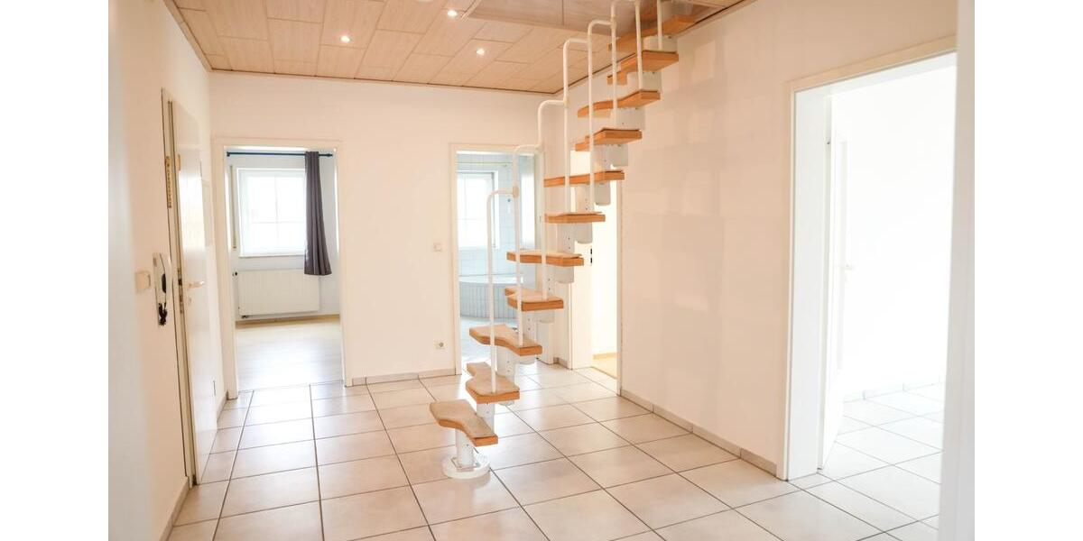 Dachgeschoßwohnung Amberg - 3 Zimmer, 138 m&sup2;, 1.400&euro; | Angebot:24619177