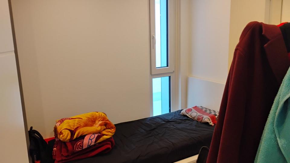 Ein tolles Zimmer in einer 5e Wohnung ab April zu vermieten 5 zimmer