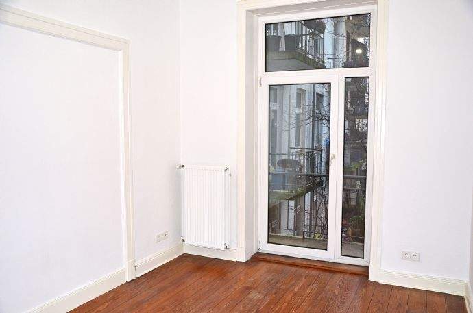 Gepflegte Altbau- ObergeschossWohnung mit überdachtem PKW-Stellplatz und guter Raumaufteilung in beliebter Wohnlage in Hamburg- Eimsbüttel