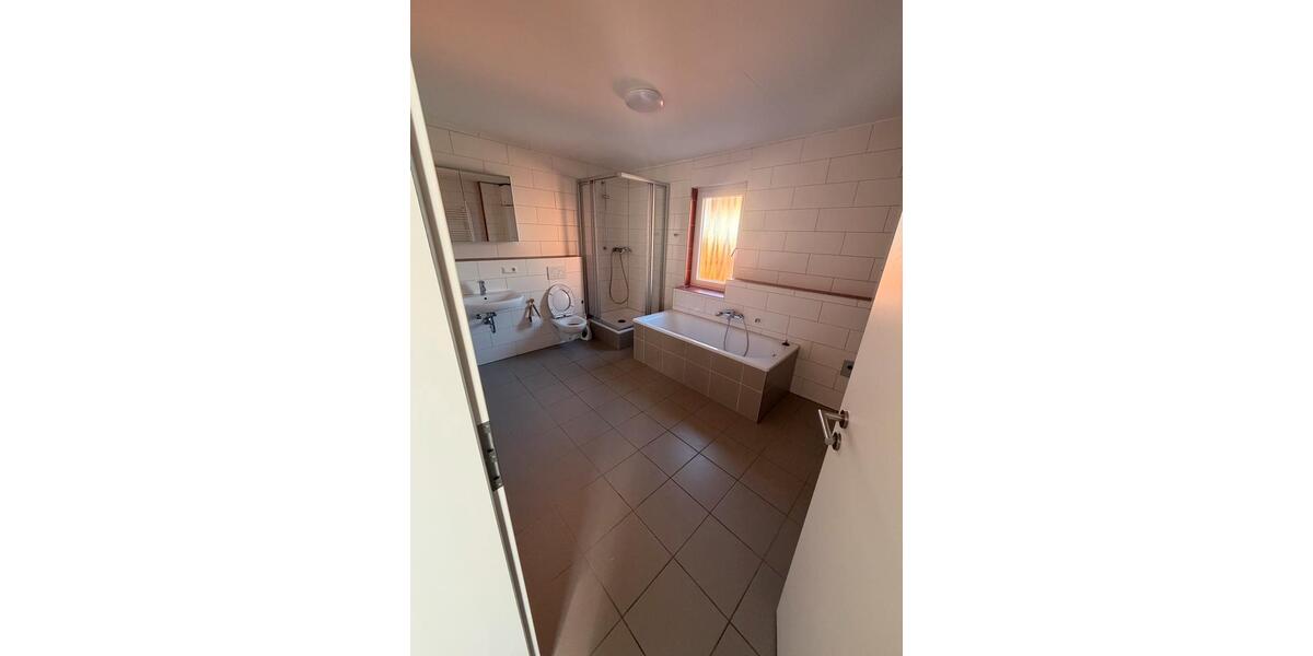 Dachgeschoßwohnung Ettlingen - 3 Zimmer, 110 m&sup2;, 1.100&euro; | Angebot:25990844
