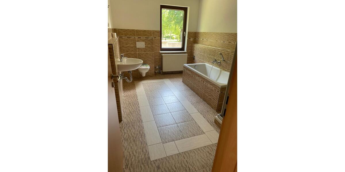 Etagenwohnung Nienburg (Saale) - 3 Zimmer, 125 m&sup2;, 650&euro; | Angebot:26058636