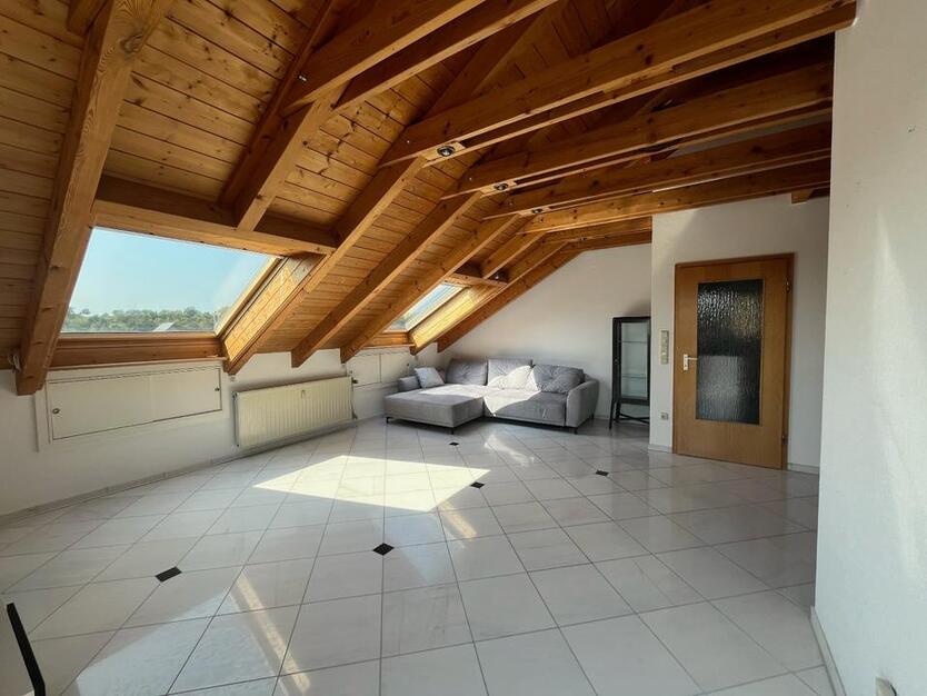 Charmante 3-Zi. DG, ca. 80 m², Balkon, EBK – Dittelbrunn