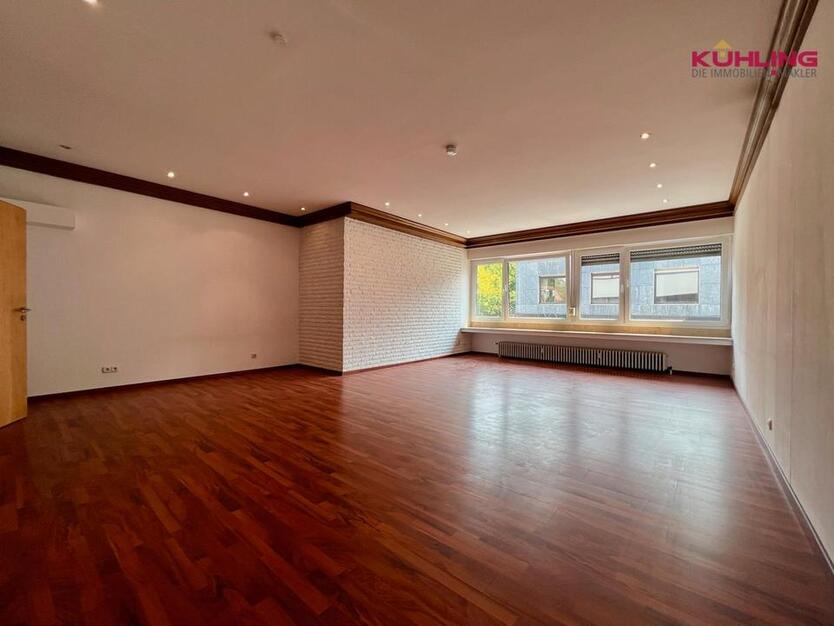 *Studentinnen aufgepasst* WG-Zimmer mit über 40m² direkt im Stadtzentrum!