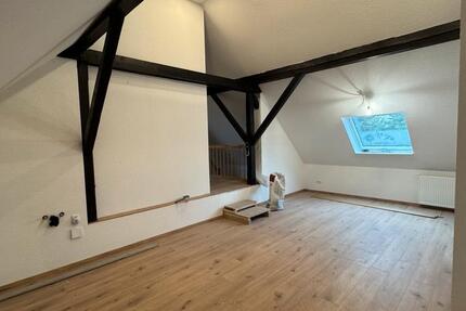 Dachgeschoss Wohnung Loft zu vermieten. Kernsaniert Warmmiete 1 zimmer