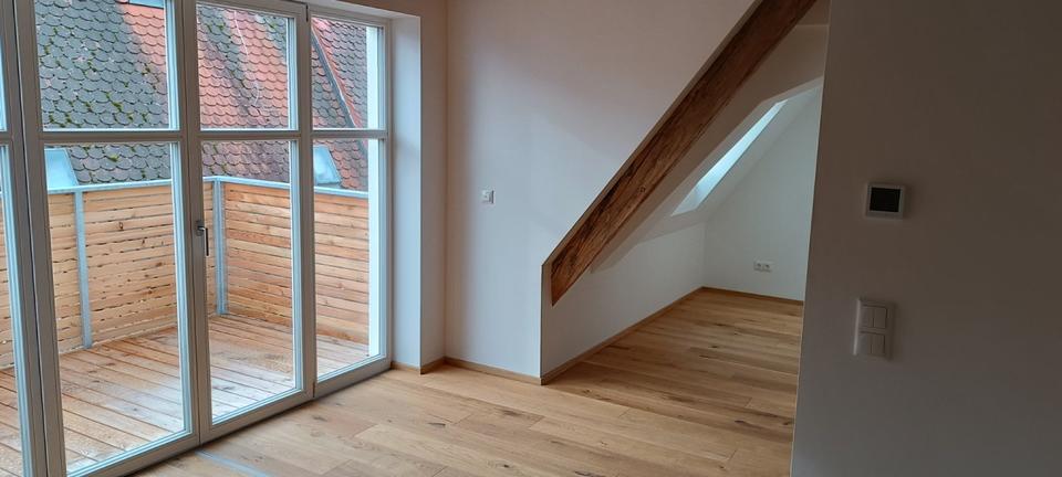 Dachgeschoßwohnung Oettingen in Bayern - 3 Zimmer, 92 m&sup2;, 1.200&euro; | Angebot:24875620