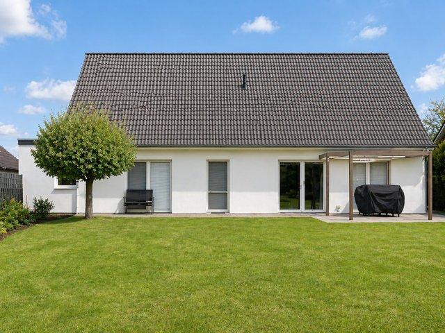 Einfamilienhaus Brackel - 7 Zimmer, 220 m&sup2;, 2.400&euro; | Angebot:26698292