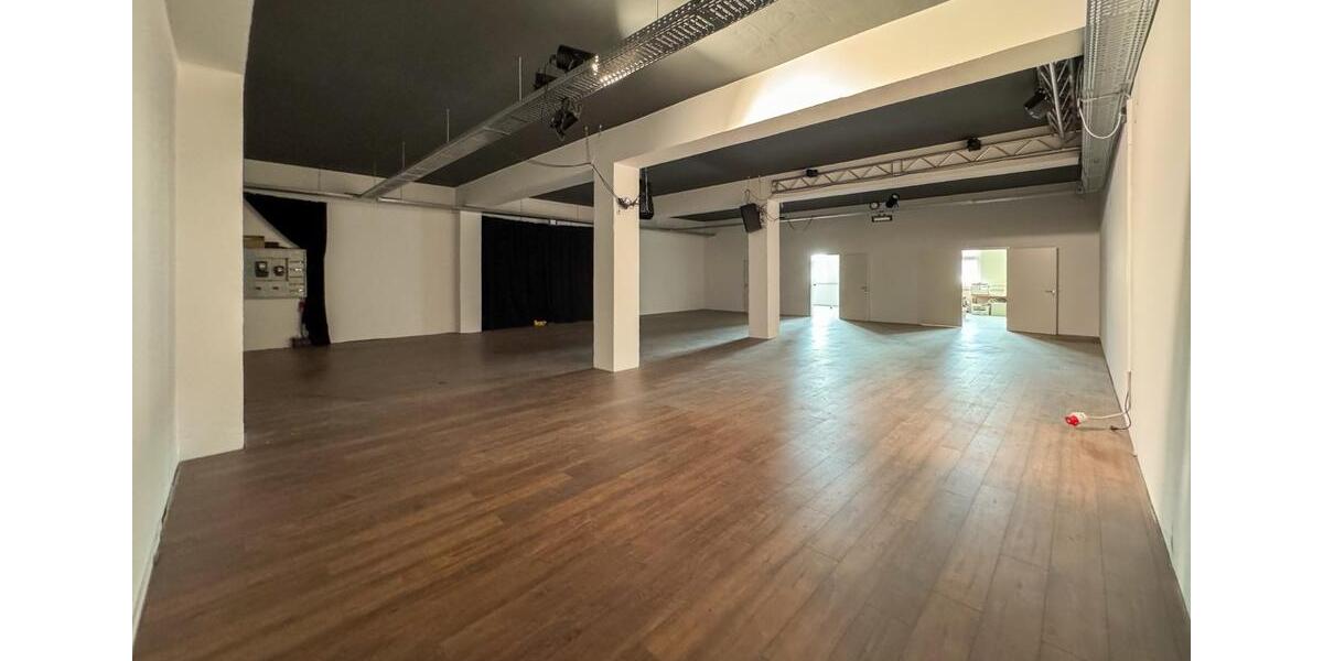 LAGER MIT BÜRO & KÜCHE – 240 m² – ÜBERWACHT – LASTENAUFZUG – STARKSTROM – RENOVIERT zimmer