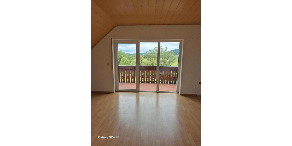 Dachgeschoßwohnung Ehringshausen - 4 Zimmer, 110 m&sup2;, 1.200&euro; | Angebot:24650386