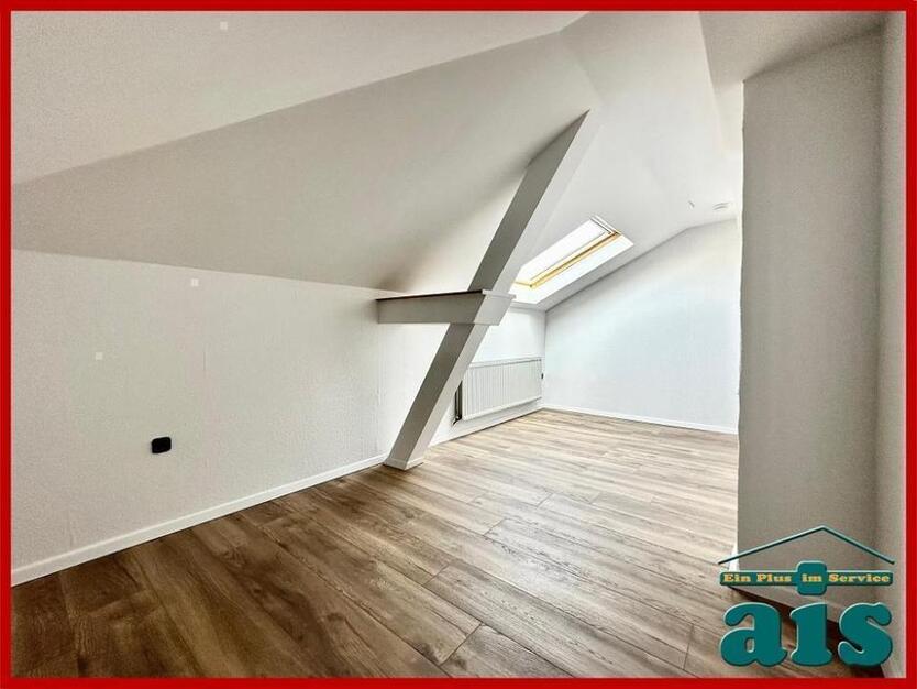ais-GmbH bietet an: Renovierte 4 Zimmer Wohnung in der Südstadt.