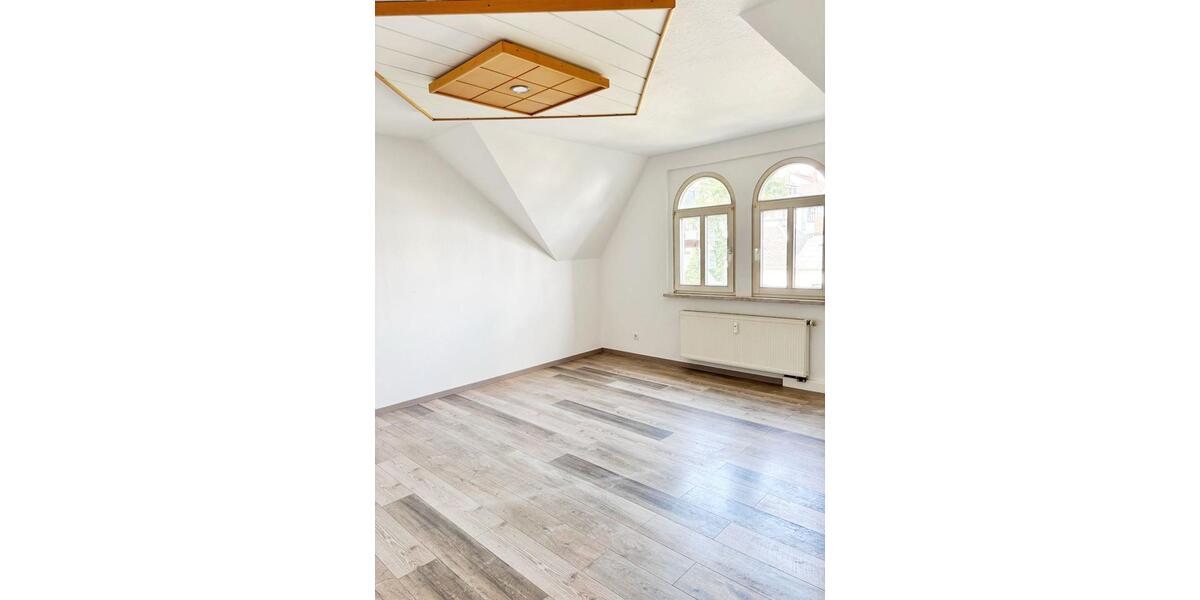Dachgeschoßwohnung Meerane - 4 Zimmer, 127 m&sup2;, 730&euro; | Angebot:26293189