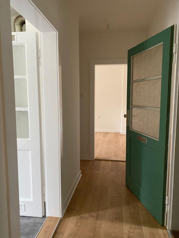 Beziehen Sie eine renovierte 2-Zimmer-Erdgeschosswohnung mit Balkon! zimmer