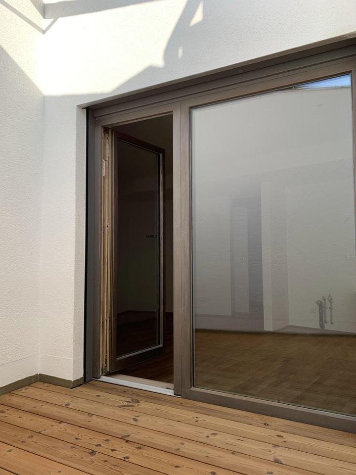 Moderne Souterrain-Wohnung mit Tageslicht