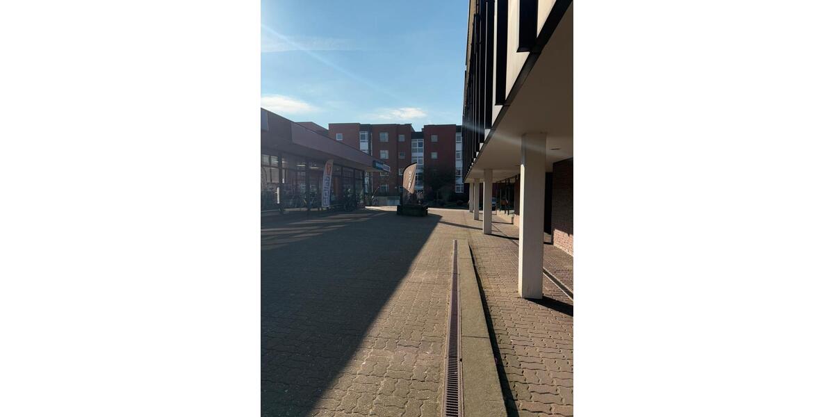 Erdgeschoss-Gewerbefläche mit großer Fensterfront zimmer