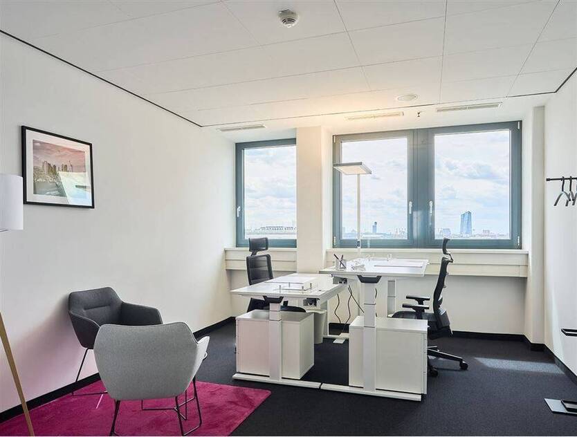 Büro im stilvollen Office Center mit Skylineblick, risikofrei, monatlich kündbar