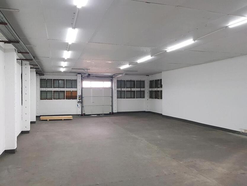 200 qm Lagerhalle + 100 qm Hof dazu