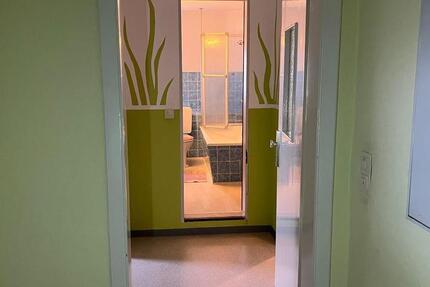 Dachgeschoßwohnung: 2 Zimmer, Küche, Bad mit Einbauküche