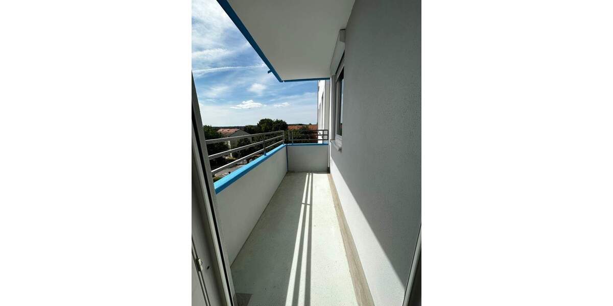 Renovierte 2-Zimmer Wohnung mit Einbauküche, Balkon und PKW-Stellplatz 2 zimmer