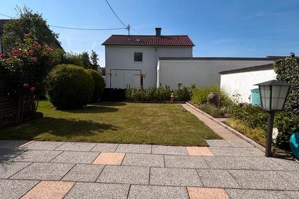 Schöne 1,5-Zimmer-Wohnung mit Garten, EBK & Carport zimmer