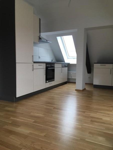 2er-WG geeignete 3 Zimmer-Dachgeschoß-Wohnung mit Einbauküche!