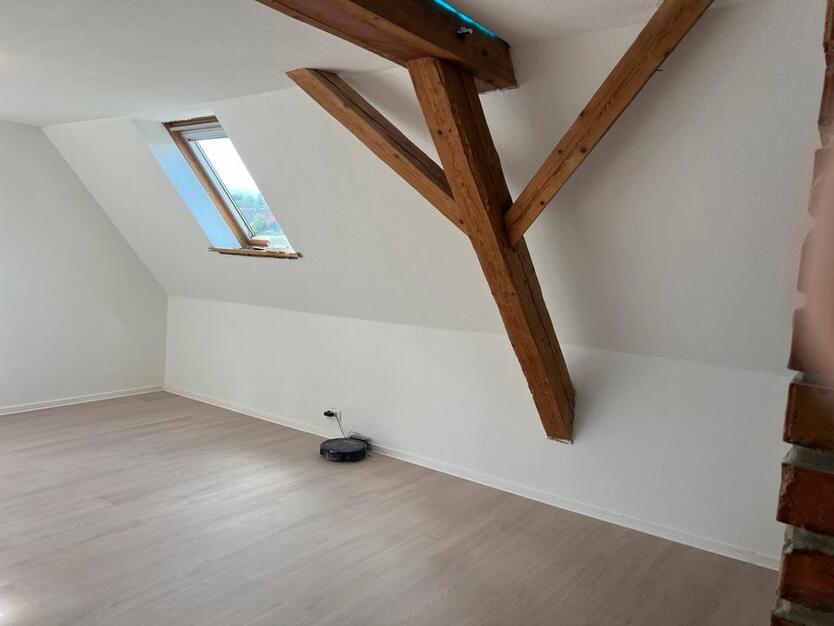 Sanierte Wohnung mit zwei Zimmern und Einbauküche