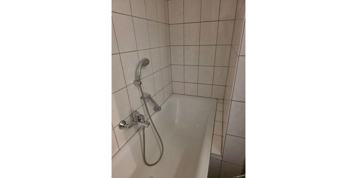 Renovierte 2,5 Zimer-Wohnung mit Aufzug, Balkonkraftwerk, Video-Sprechanlage, Garage (Warmmiete: 1.040 + 100 Garage) - Etagenwohnung Duisburg Meiderich | Angebot:27261102