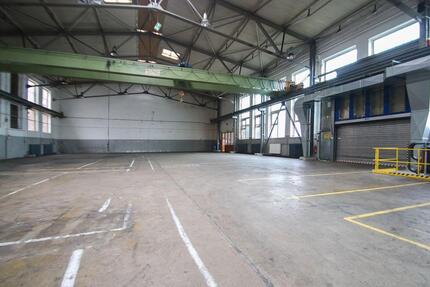 Mit Schwerlastkran und Meisterbüro zimmer