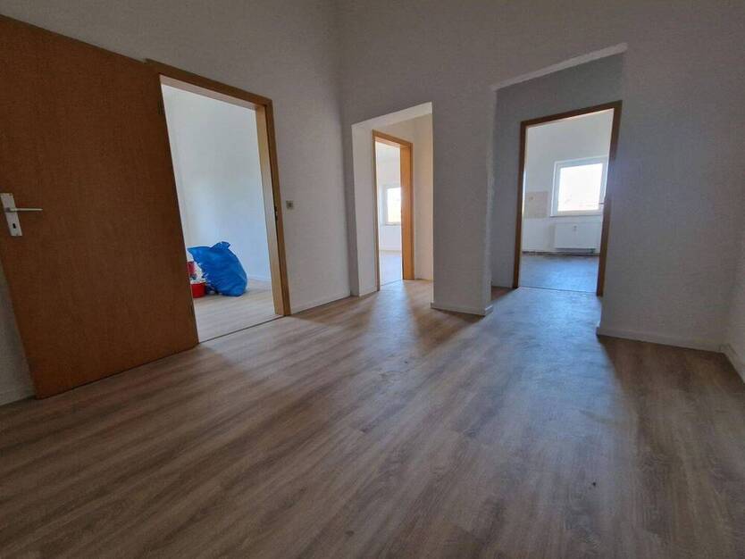 großzügige, helle 2-Zimmerwohnung nach Teilsanierung zu vermieten.