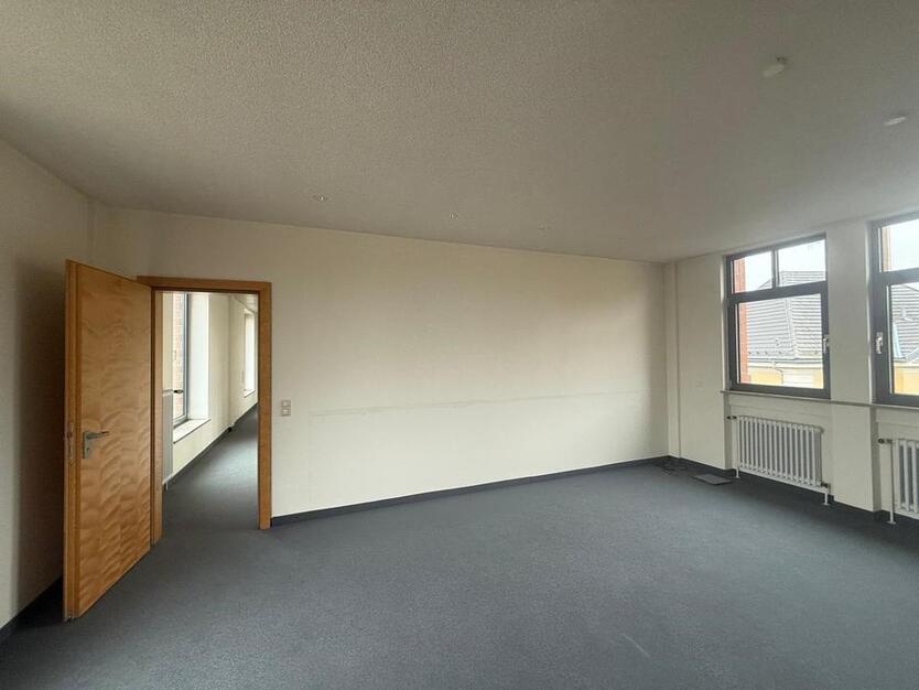 Gewerbeflächen in zentraler Lage in Selb – Gesamtfläche ca. 230 m² im 2. Obergeschoss – barrierefrei mit Aufzug – Tiefgarage - gute Erreichbarkeit