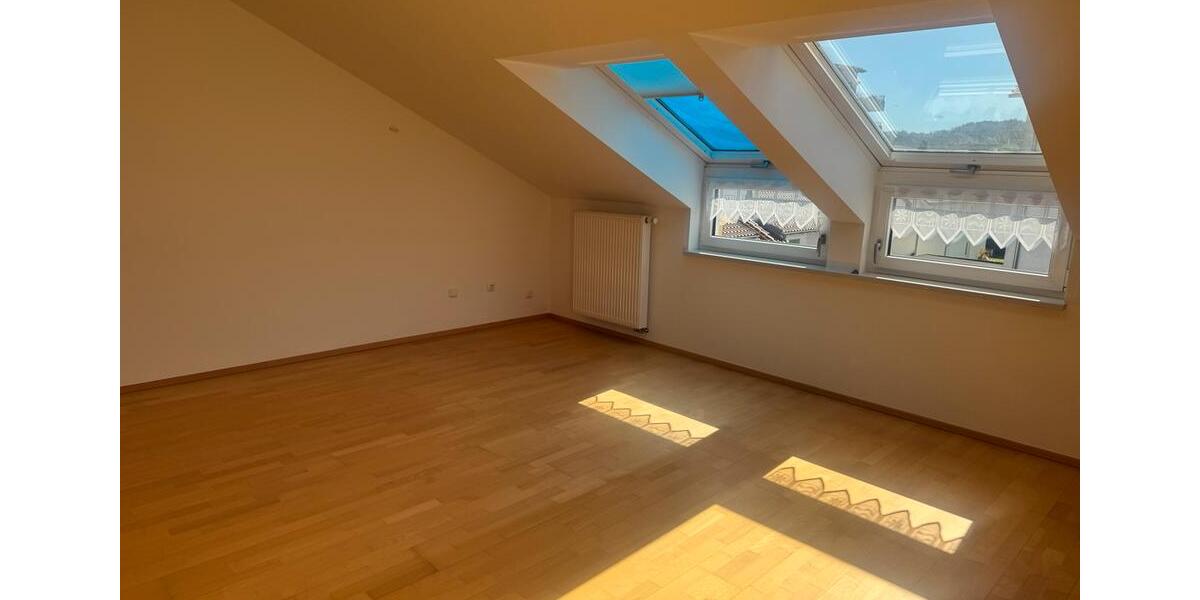 Dachgeschoßwohnung Deggendorf - 2.5 Zimmer, 72 m&sup2;, 790&euro; | Angebot:26603779