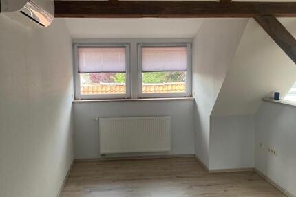 Dachgeschosswohnung mit Klima Balkon EBK Neuzustand Unikat 2 zimmer