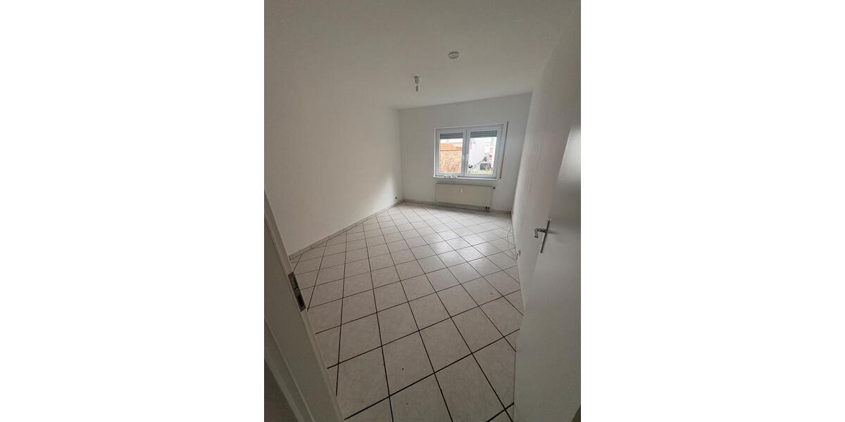 Reihenhaus Ludwigshafen am Rhein Rheingönheim - 11 Zimmer, 245 m&sup2;, 2.900&euro; | Angebot:25980402