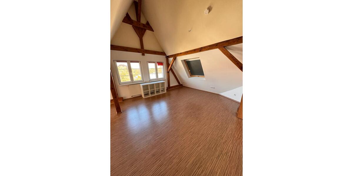 Helle 4-Zimmer Dachgeschoss-Maisonette mit Balkon 7 min zum bhf 4 zimmer