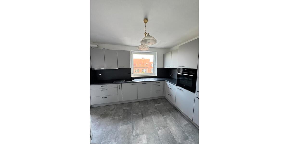 Renovierte 2-Zimmer-Wohnung mit 2 Balkonen teilmöbliert 2 zimmer