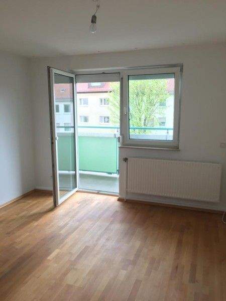 Sehr gepflegte, helle Dreizimmerwohnung - Einbauküche - Loggia - N-Wöhrd - Aufzug 3 zimmer