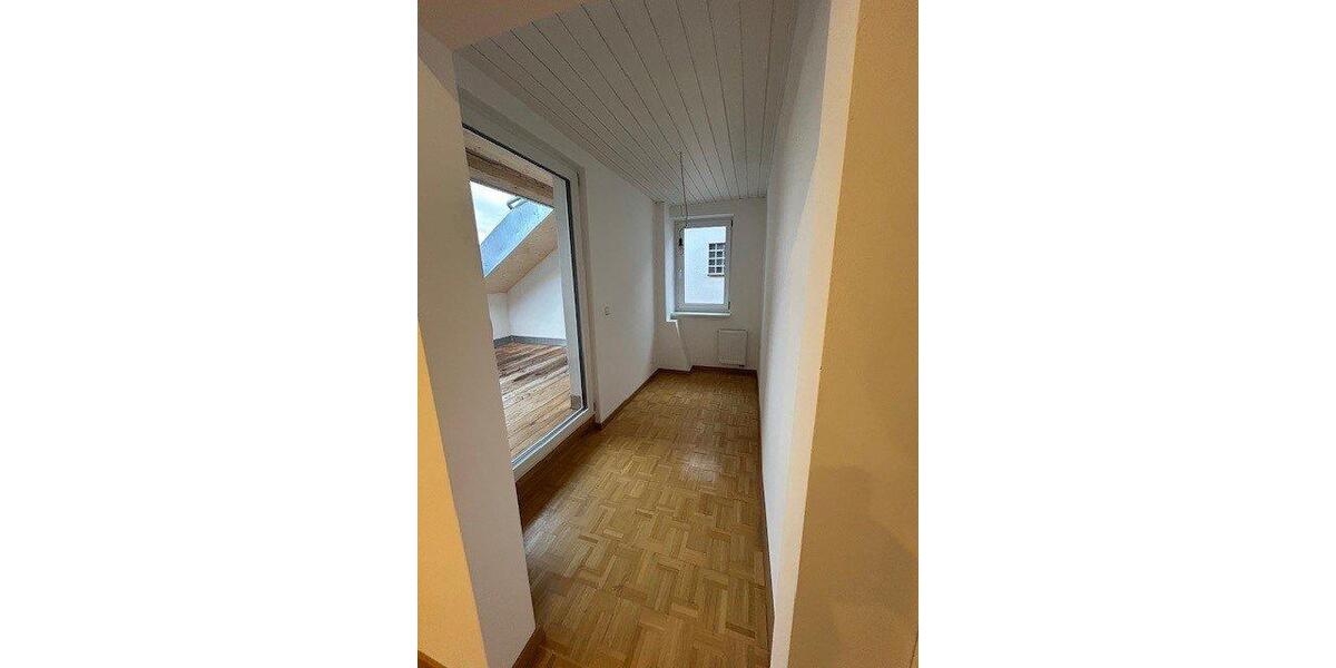 Dachgeschoßwohnung Maßbach - 3 Zimmer, 100 m&sup2;, 900&euro; | Angebot:26383213